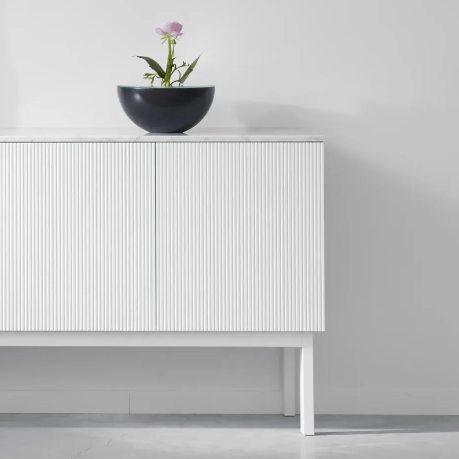 Aparador Beam, Gris claro, base de roble aceitado blanco