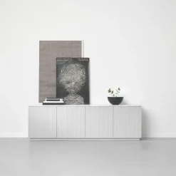 Aparador Beam, Gris claro, base de roble aceitado blanco