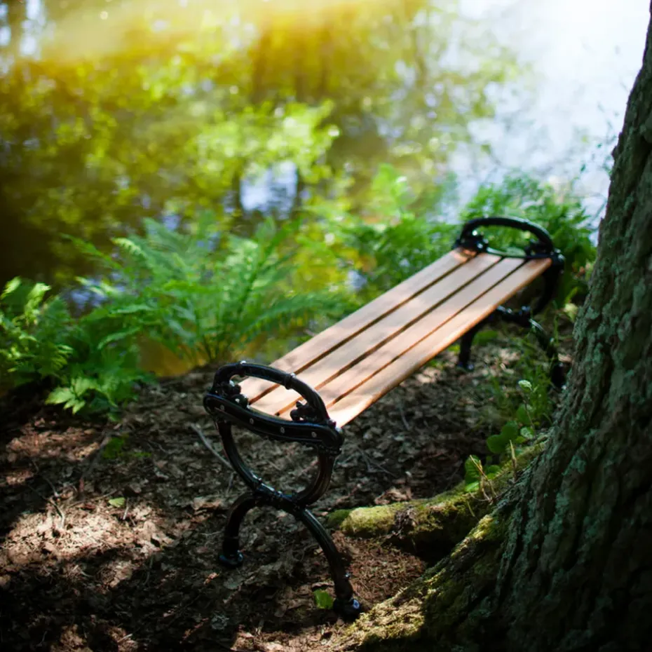 Banco Byarum, Pino barniz marrón, estructura de aluminio en bruto