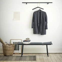 Banco Georg, Roble lacado en negro