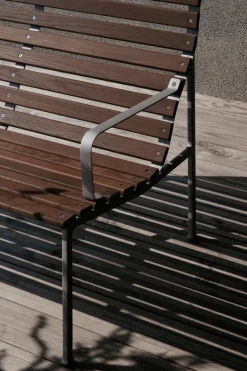 Banco Traverse Lounge con reposabrazos, Fresno aceitado