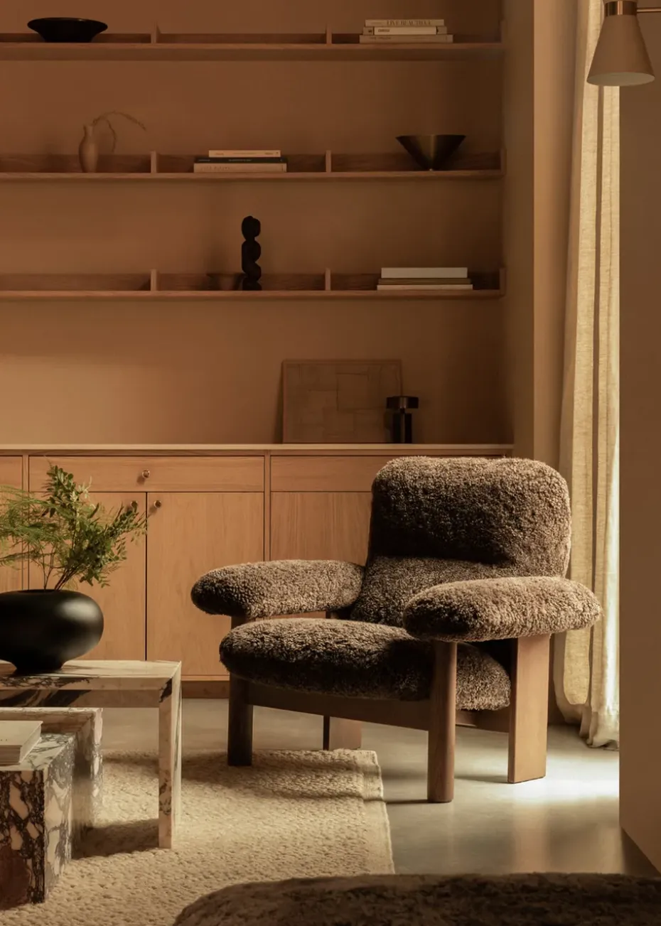 Butaca Brasilia, Dark oak-Root sheepskin