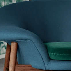 Butaca Fried Egg, Tela tela 614 pale rose, patas de teca aceitadas