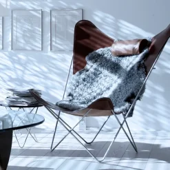 Butaca KS Chair, cuero avellana, estructura de acero inoxidable