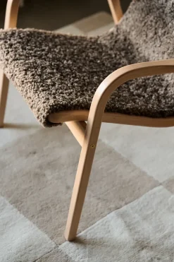 Butaca Lamino haya lacada/piel de oveja, Sahara (marrón turrón)