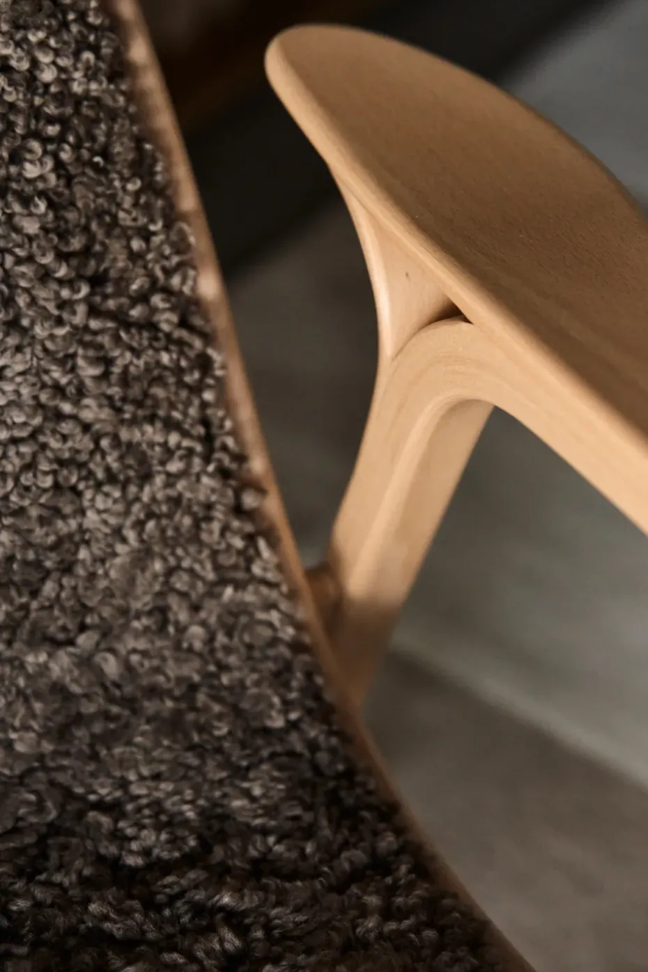 Butaca Lamino haya lacada/piel de oveja, Sahara (marrón turrón)