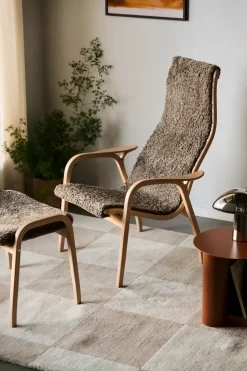 Butaca Lamino haya lacada/piel de oveja, Sahara (marrón turrón)