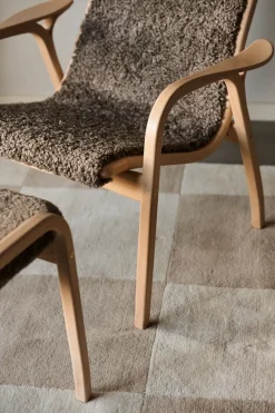 Butaca Lamino haya lacada/piel de oveja, Sahara (marrón turrón)