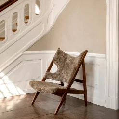 Butaca Lounge Knitting, Piel de oveja sahara, estructura de nogal