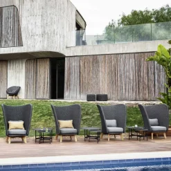 Butaca Lounge Peacock con respaldo alto, Cane-Line Natté dark grey, incl. cojines grises, patas de teca