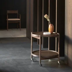 Carrito Bølling Tray Table model 50, Stone, estructura de nogal aceitado