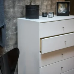 Cómoda Volt 5 cajones blanca, Detalles en acero inoxidable