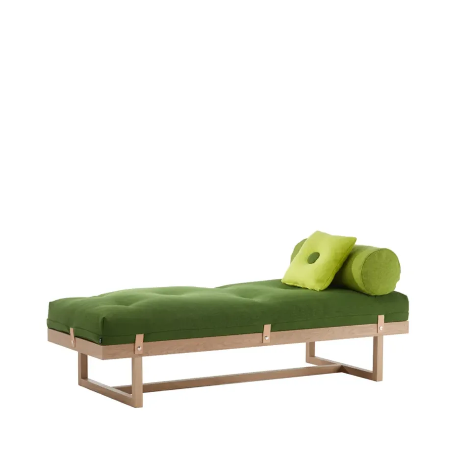 Diván Stay, Tela verde, estructura de roble aceitado blanco