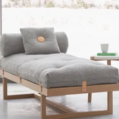 Diván Stay, Tela verde, estructura de roble aceitado blanco