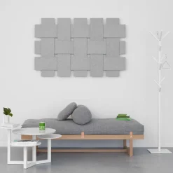 Diván Stay, Tela verde, estructura de roble aceitado blanco