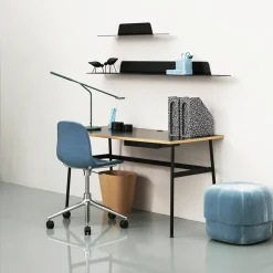 Escritorio Journal, Laminado negro, patas de acero negras y cajón