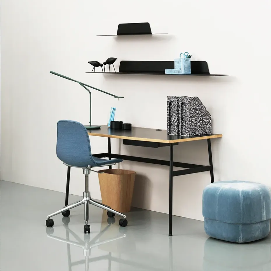 Escritorio Journal, Laminado blanco, patas en acero blanco y cajón