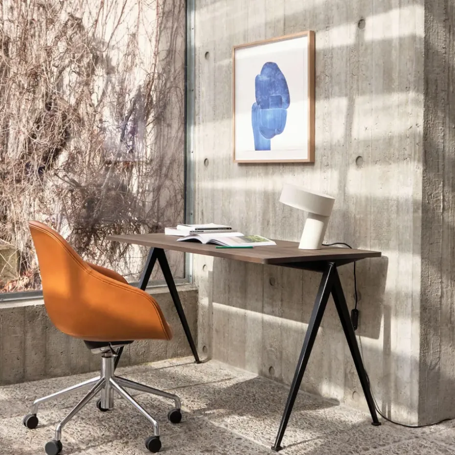 Escritorio Pyramid 01, roble ahumado, 140x75cm, estructura de acero beige