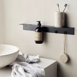 Estante con colgador de botellas y gancho Meraki, Acabado negro cepillado