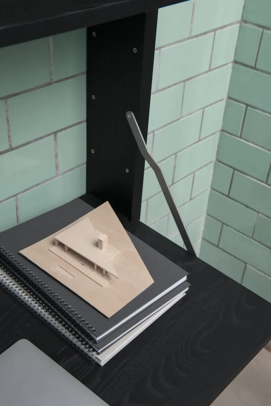 Estantería de pared con escritorio Gridlock - M1-A4-0-D, Black stained Ash