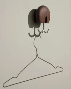 Gancho de pared Hércules, Nogal tratado