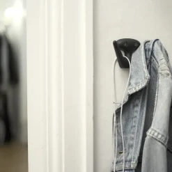 Gancho de pared Mama, negro con estructura