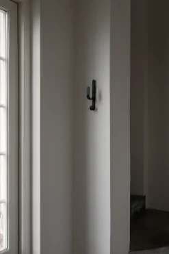 Gancho Woody One, Black stained oak