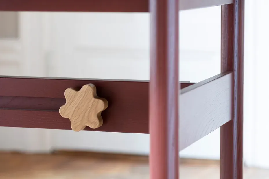 Mesa Ateljé, Roble-teñido de rojo-pomo en roble