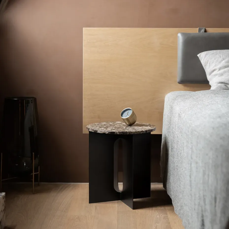 Mesa auxiliar Androgyne, Marble black, ø42 cm, base de acero en color negro