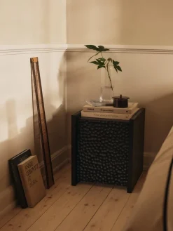 Mesa auxiliar Scarni, Fresno tintado oscuro, 38×40×45 cm