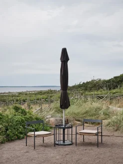 Mesa auxiliar y base para sombrilla Shady, Zin red