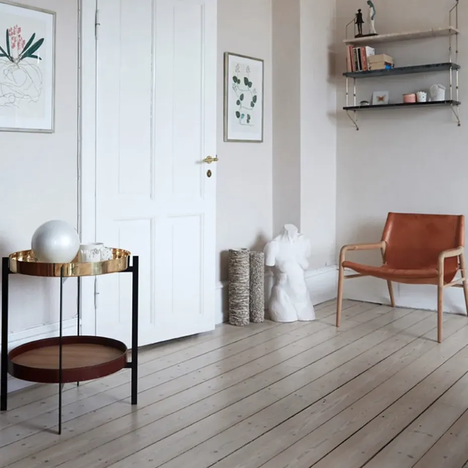 Mesa bandeja Deck, latón, estructura negra, estante de mármol negro