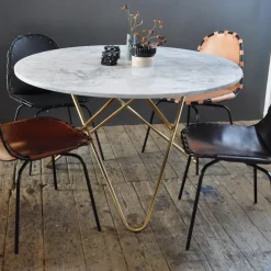 Mesa Big O Table, Mármol carrara, base inoxidable