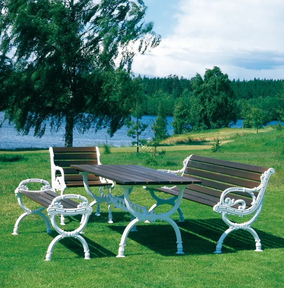 Mesa Byarum 142x72 cm, Pino barniz marrón, estructura de aluminio en bruto