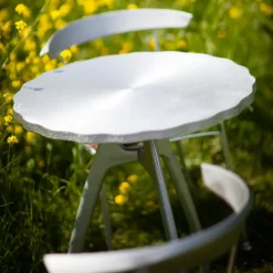 Mesa de café Odd, Negro, soporte lacado en negro, borde ondulado