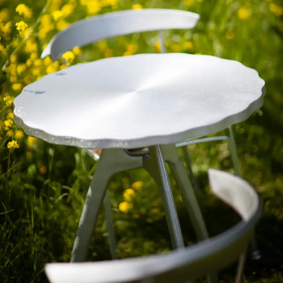 Mesa de café Odd, Negro, soporte lacado en negro, borde ondulado