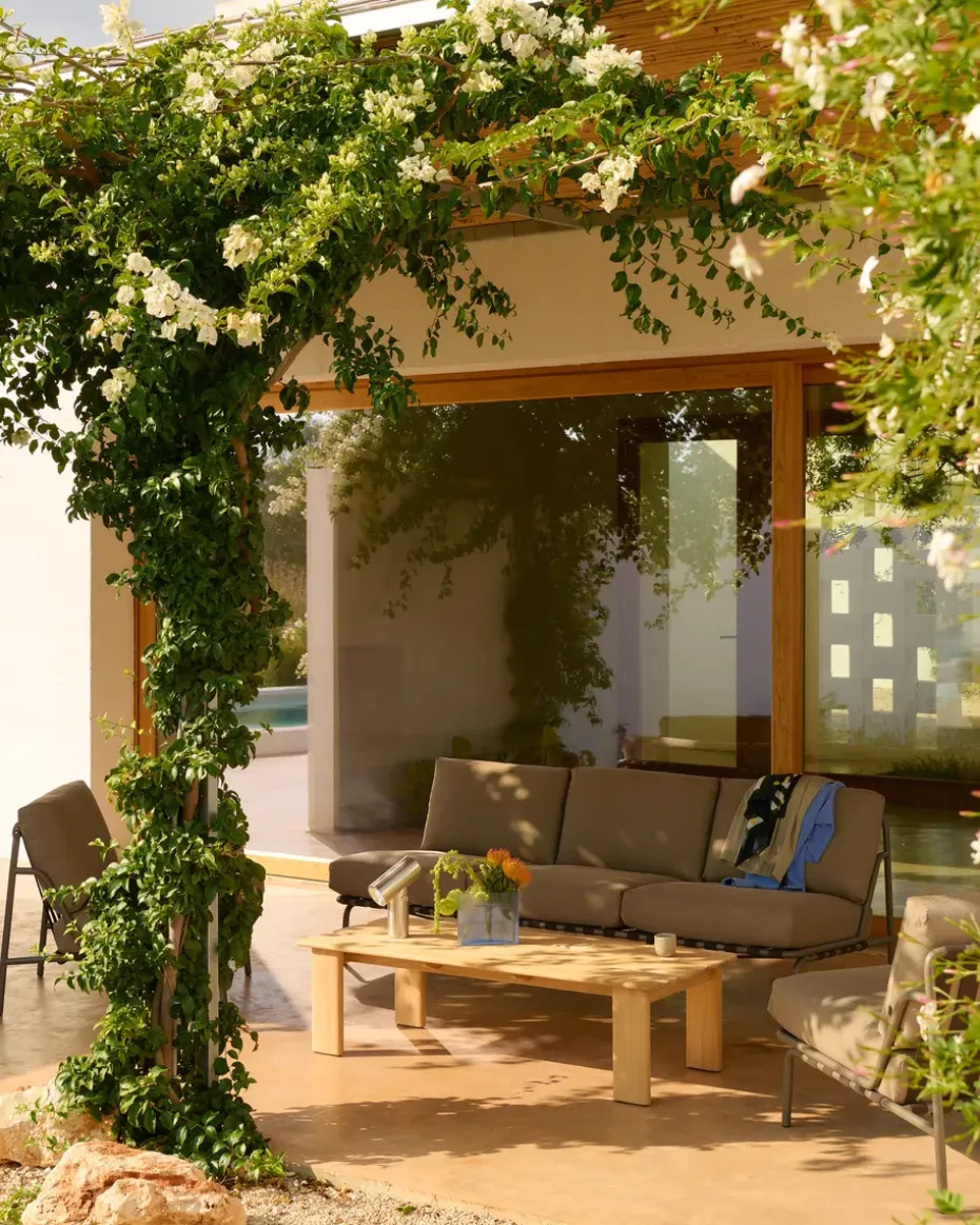 Mesa de centro Assemble, Teca, 135 × 55 cm