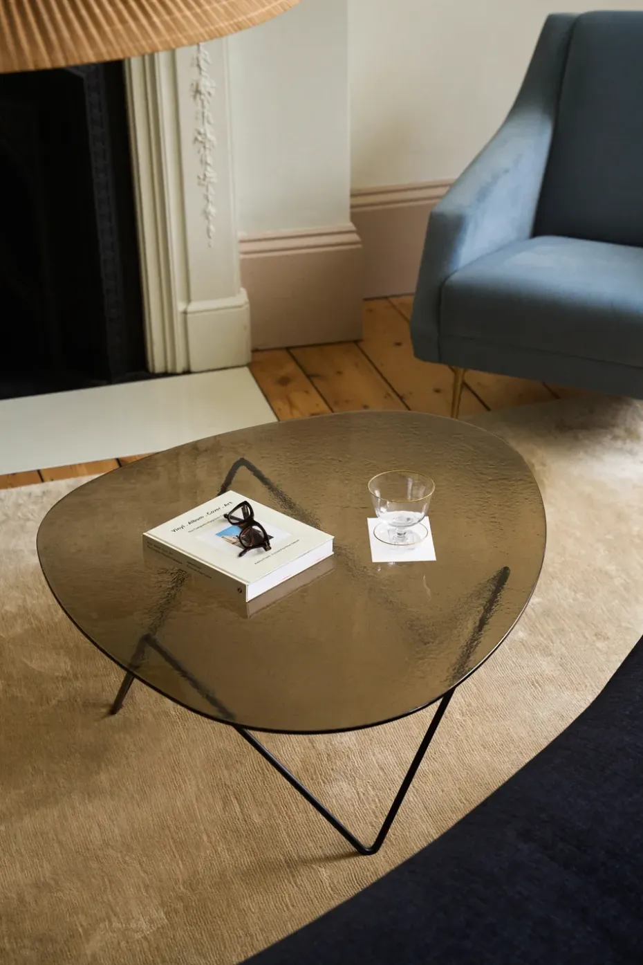 Mesa de centro Pedrera, Negro semimate - vidrio estructurado bronce