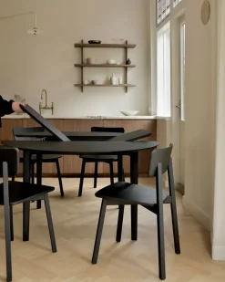 Mesa de comedor Bok ovalada 129/179x100x76 cm, Roble teñido negro