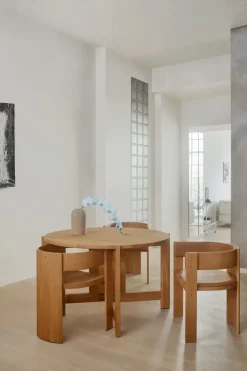 Mesa de comedor Collector Ø120 × 74 cm, Roble lacado en tono cálido