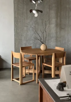 Mesa de comedor Collector Ø120 × 74 cm, Roble lacado en tono cálido
