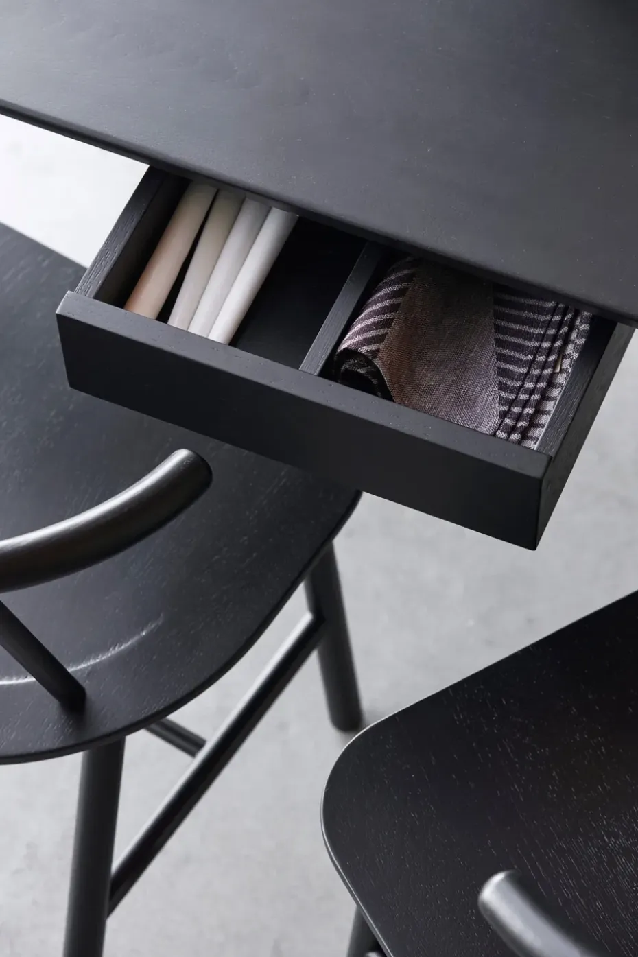 Mesa de comedor VIOR 90x120 cm, Roble lacado en negro