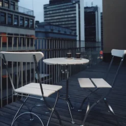 Mesa de tres patas Bryggeri, Roble lacado blanco-galvanizado en caliente