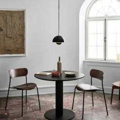 Mesa In Between SK11, Roble aceitado ahumado, soporte de metal negro mate