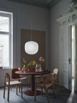 Mesa pedestal Midst, Dark oiled oak-dark red, Ø160 cm