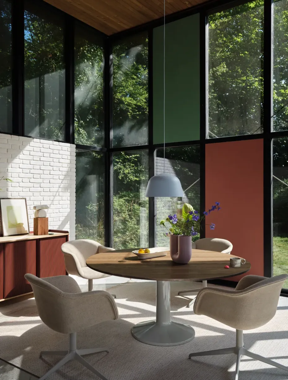 Mesa pedestal Midst, Dark oiled oak-grey, Ø160 cm