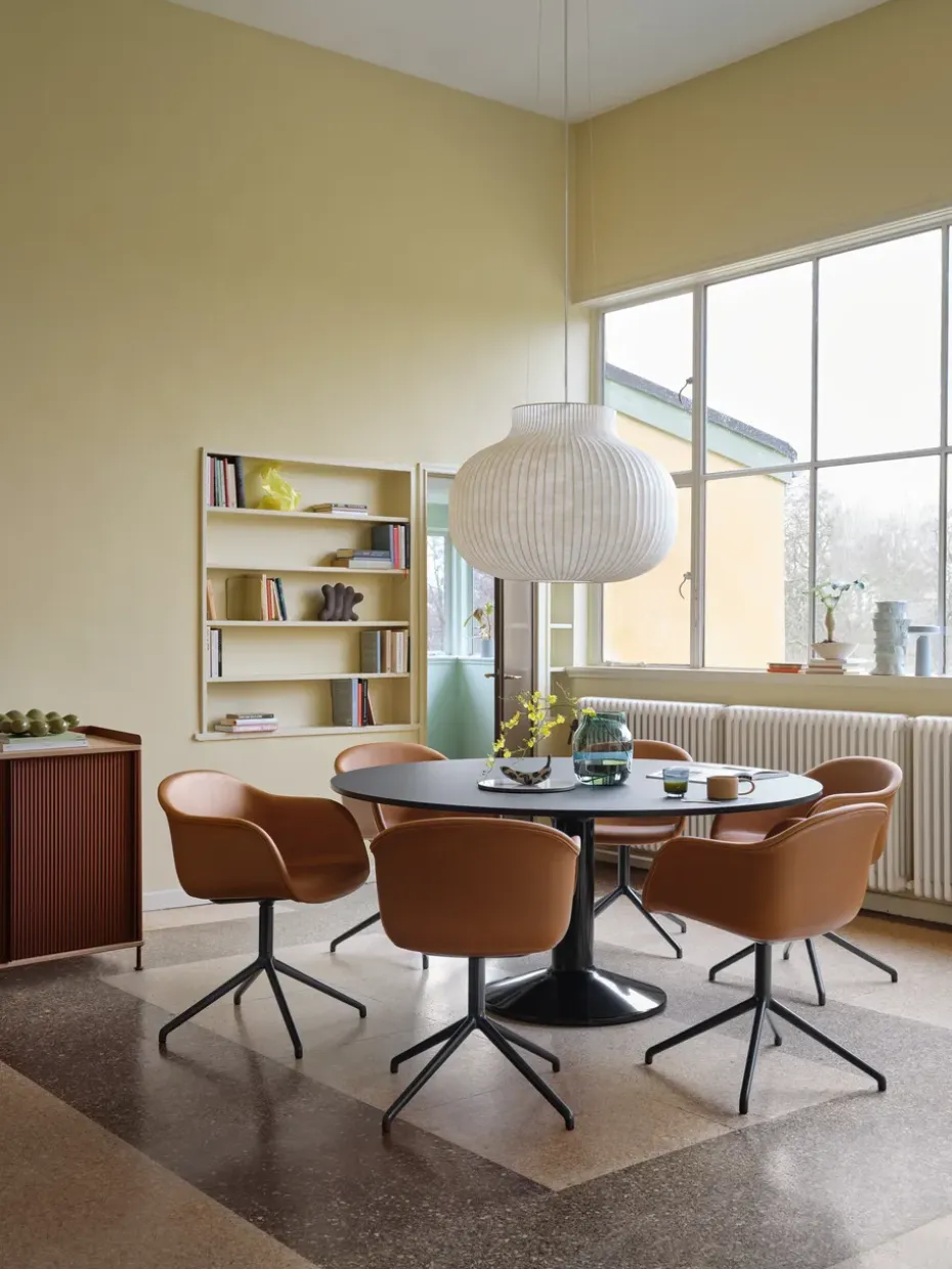 Mesa pedestal Midst, Dark oiled oak-dark red, Ø120 cm