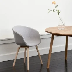 Mesa redonda Triangle Leg, roble lacado al agua