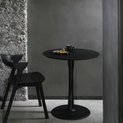 Mesa Torsion, Roble aceitado con cera dura pigmentada de blanco, Ø127 cm