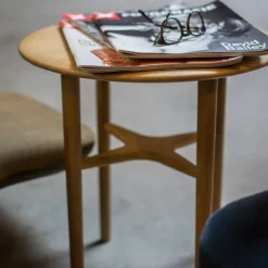 Mesita auxiliar Crest, Roble blanqueado con laca transparente